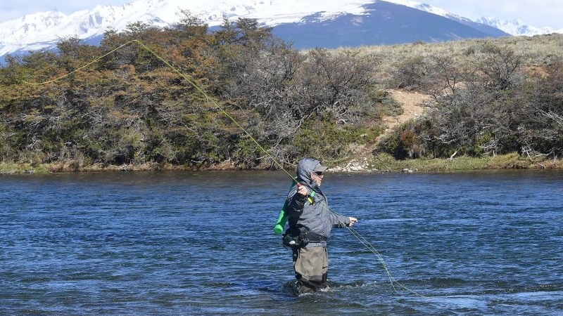Habilitarán la pesca deportiva invernal en tres lagos de Chubut